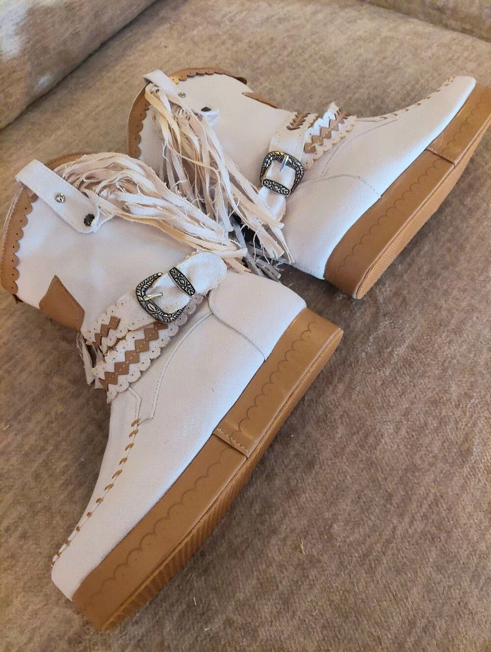 Boho-Chic White Fringe Western Moccasin Platform Boots - Size US 6 (No Brand)